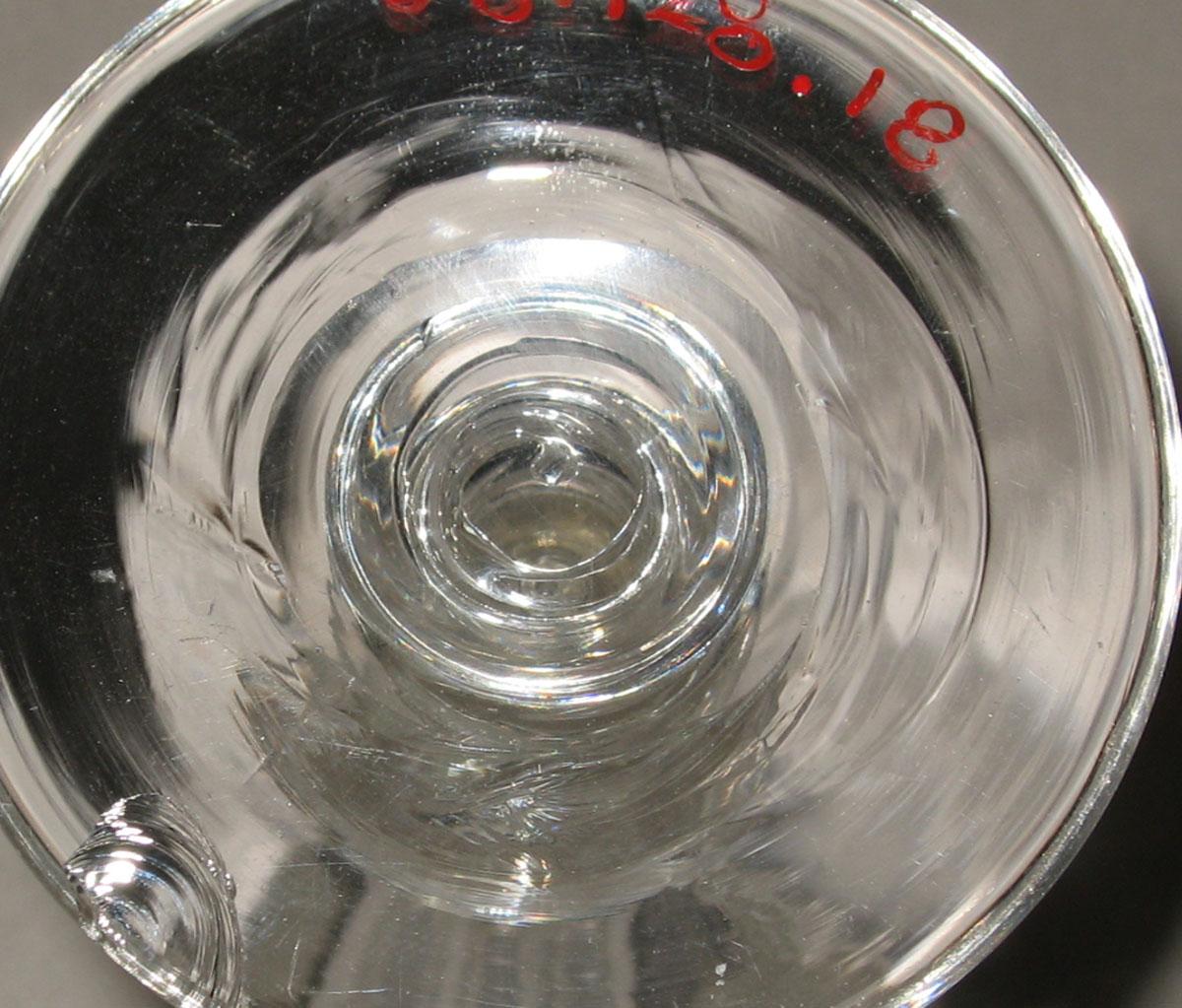 1968.0128.018 Lead glass champagne glass (underside)