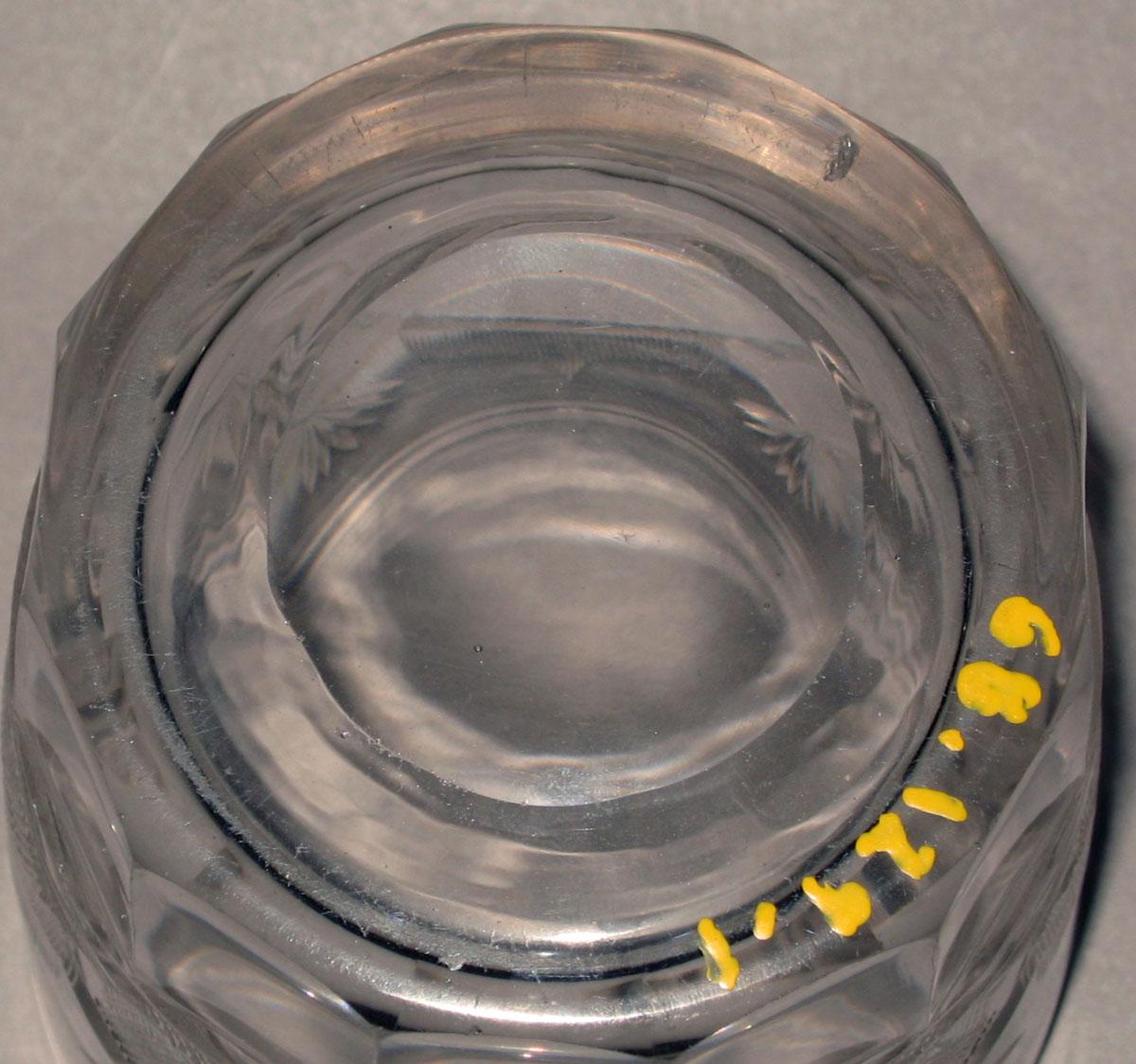 1968.0129.001 Glass tumbler (underside)