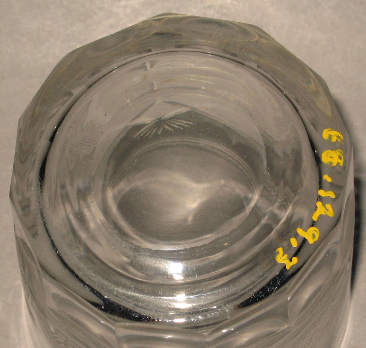 1968.0129.003 Glass tumbler (underside)