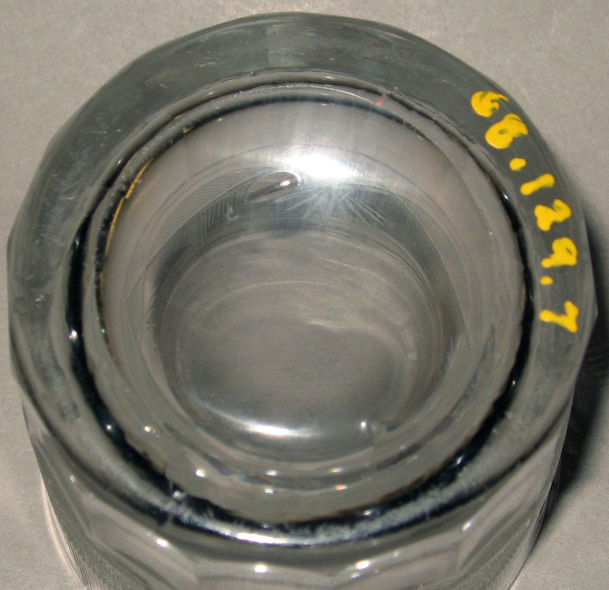 1968.0129.007 Glass tumbler (underside)
