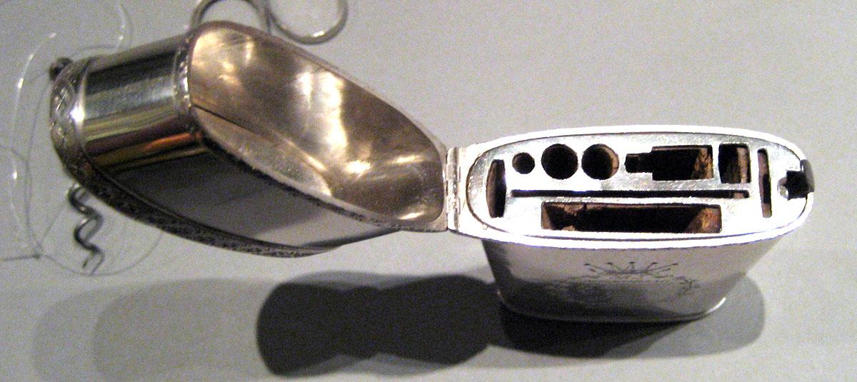 1968.0136 A-F Silver Etui top view empty