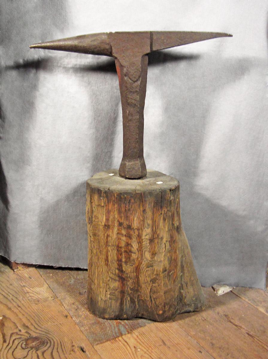 1957.0026.437 A, B, Anvil and stand, overall