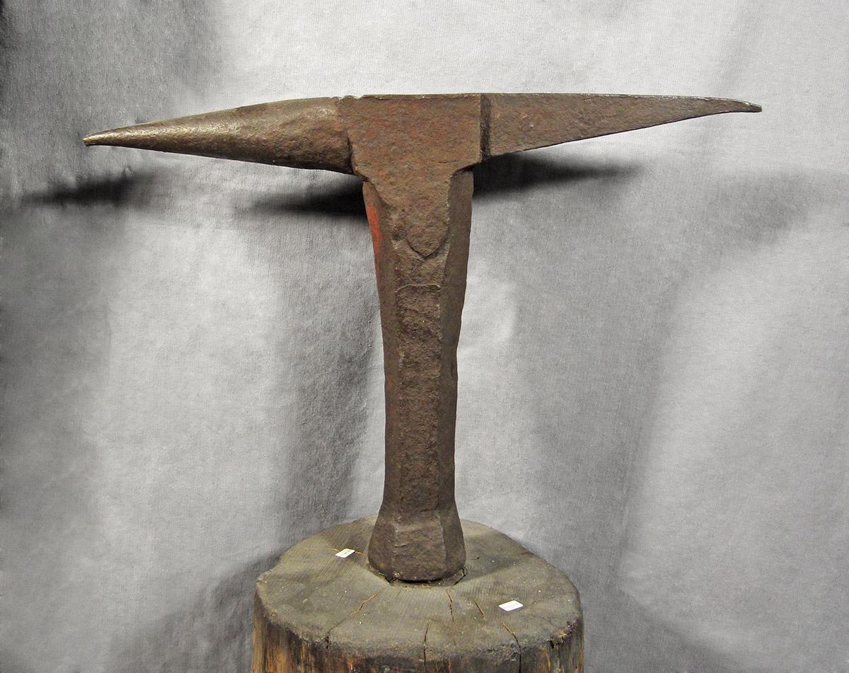1957.0026.437 A, Anvil, side 1