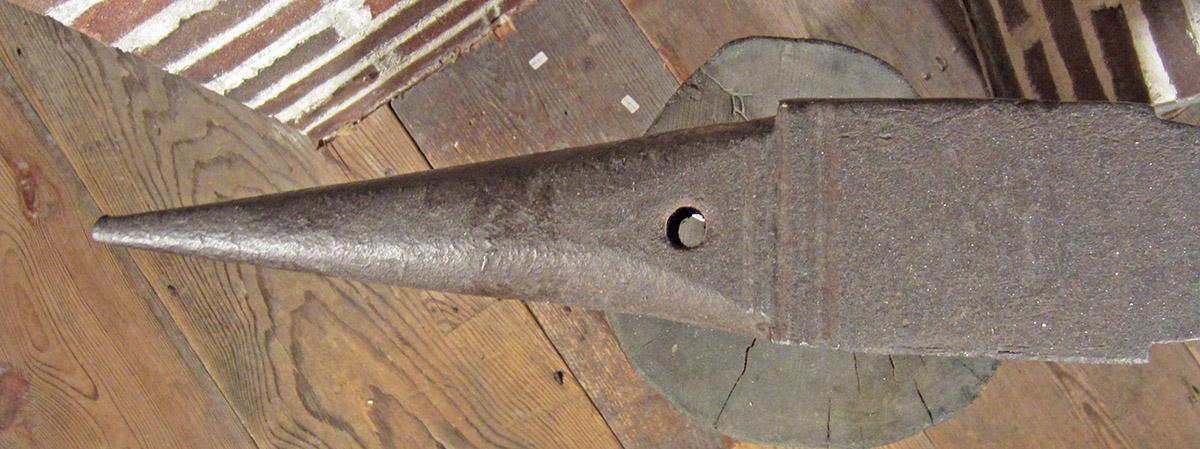 1957.0026.437 A, Anvil, anvil horn 1