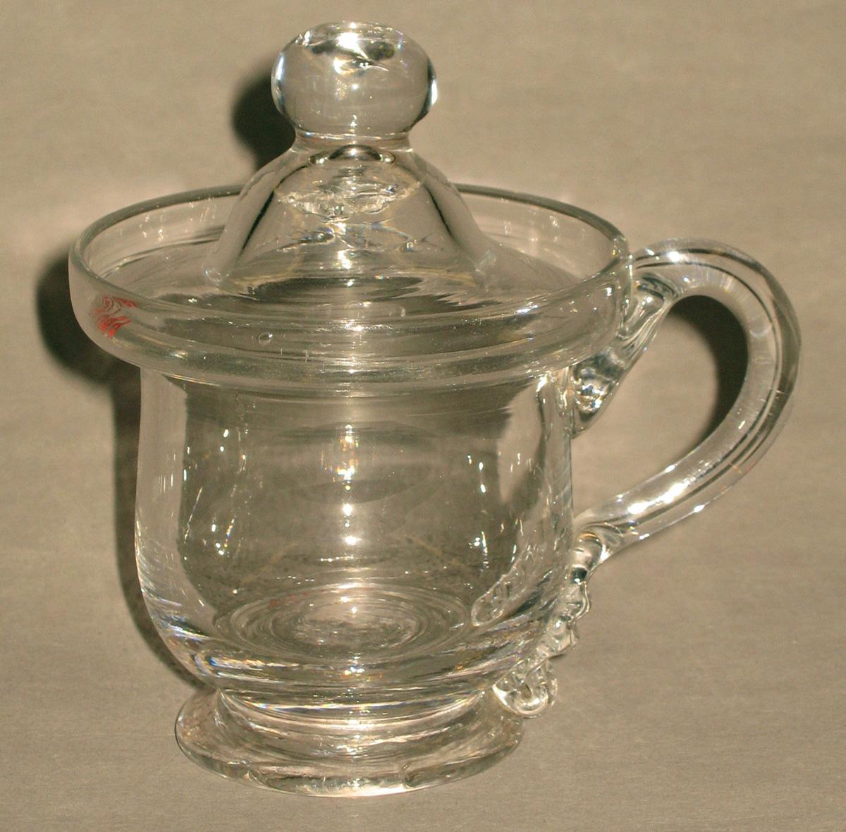 1968.0175.001 A, B Glass cup and cover