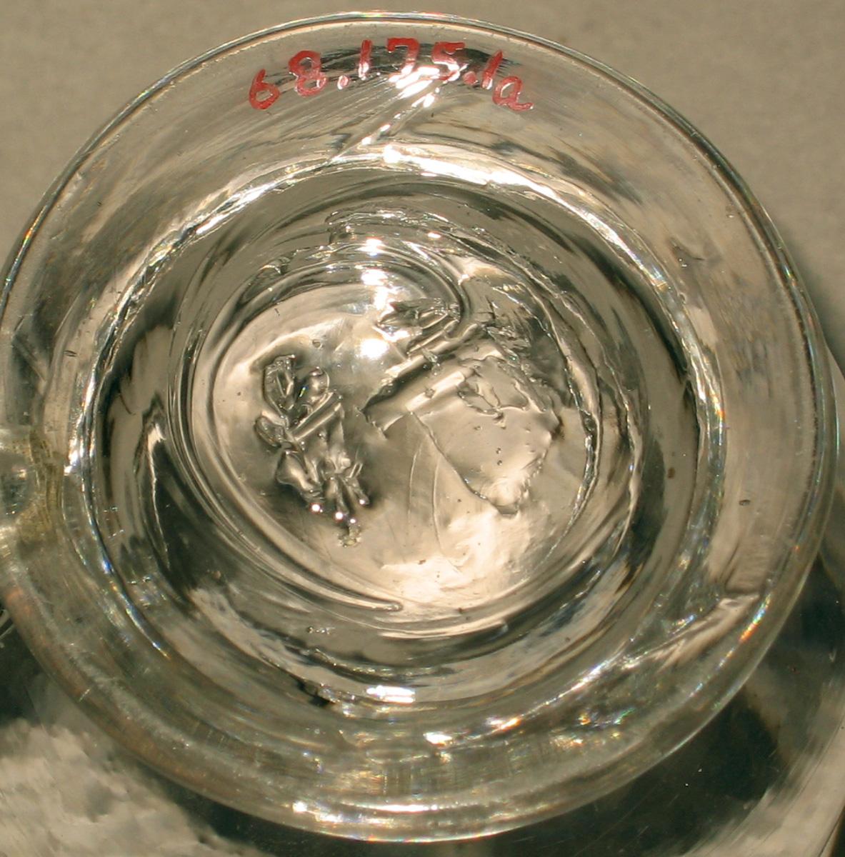 1968.0175.001 A, B Glass cup and cover (underside)