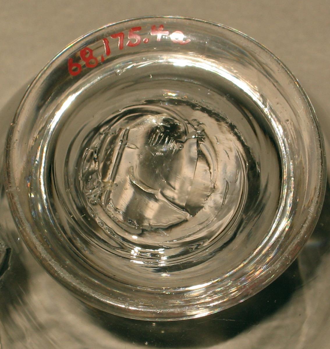 1968.0175.004 A, B Glass cup and cover (underside)