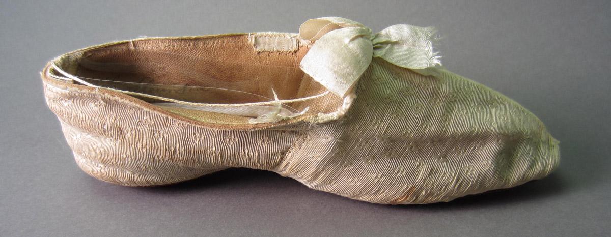 1968.0179.001 Shoe, View 2