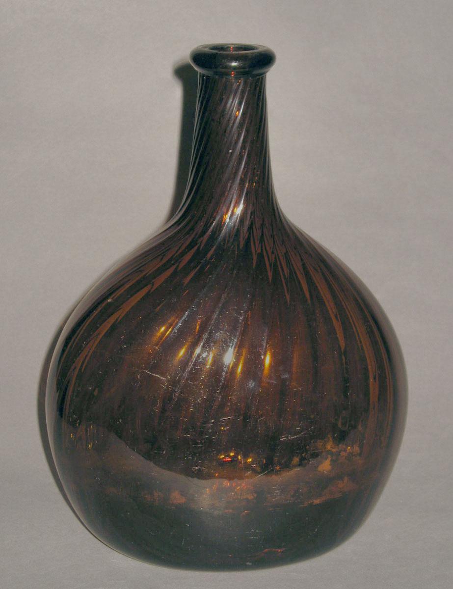1968.0189 Glass bottle