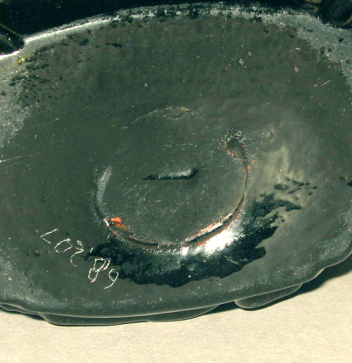 1968.0207 Glass flask (underside)