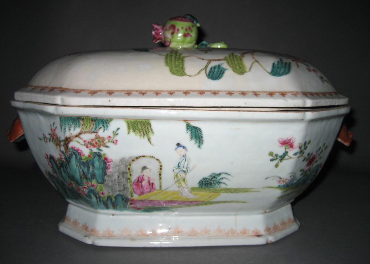 1968.0286.001 A, B Porcelain Tureen view 3