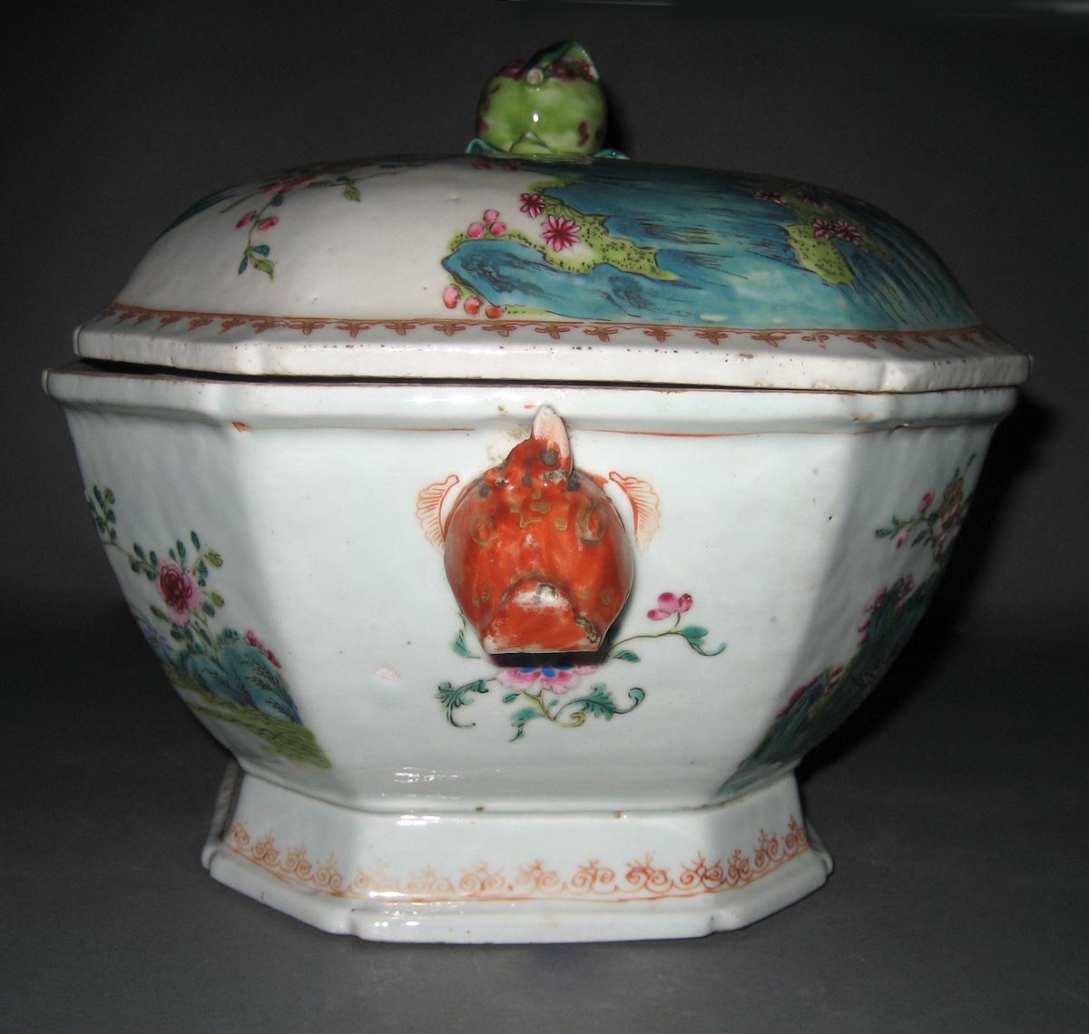 1968.0286.001 A, B Porcelain Tureen view 4