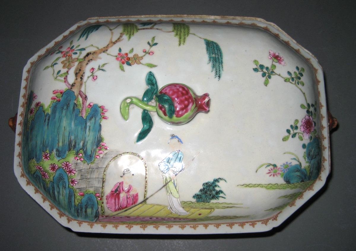 1968.0286.001 A, B Porcelain Tureen top view