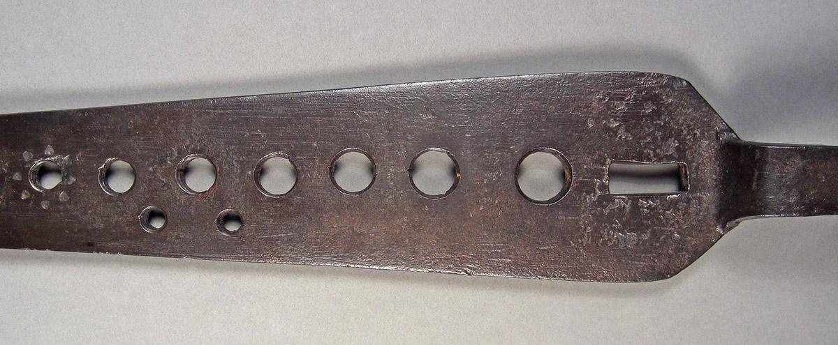 1957.0026.470, Screw plate, holes detail 2