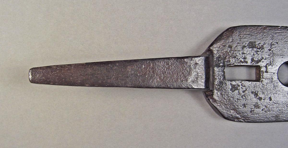 1957.0026.470, Screw plate, tang