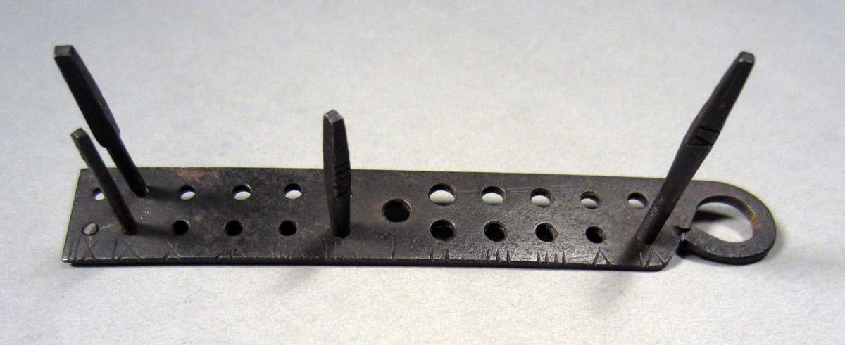 1957.0026.472 A-E Screw plate and taps, View 1