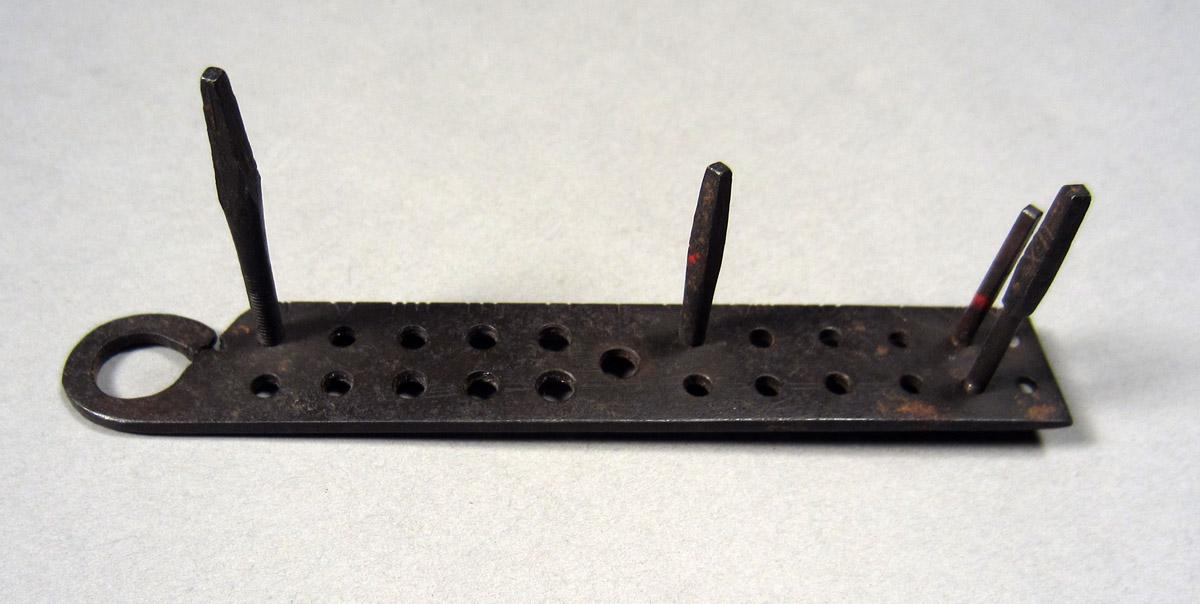 1957.0026.472 A-E Screw plate and taps, Top 3