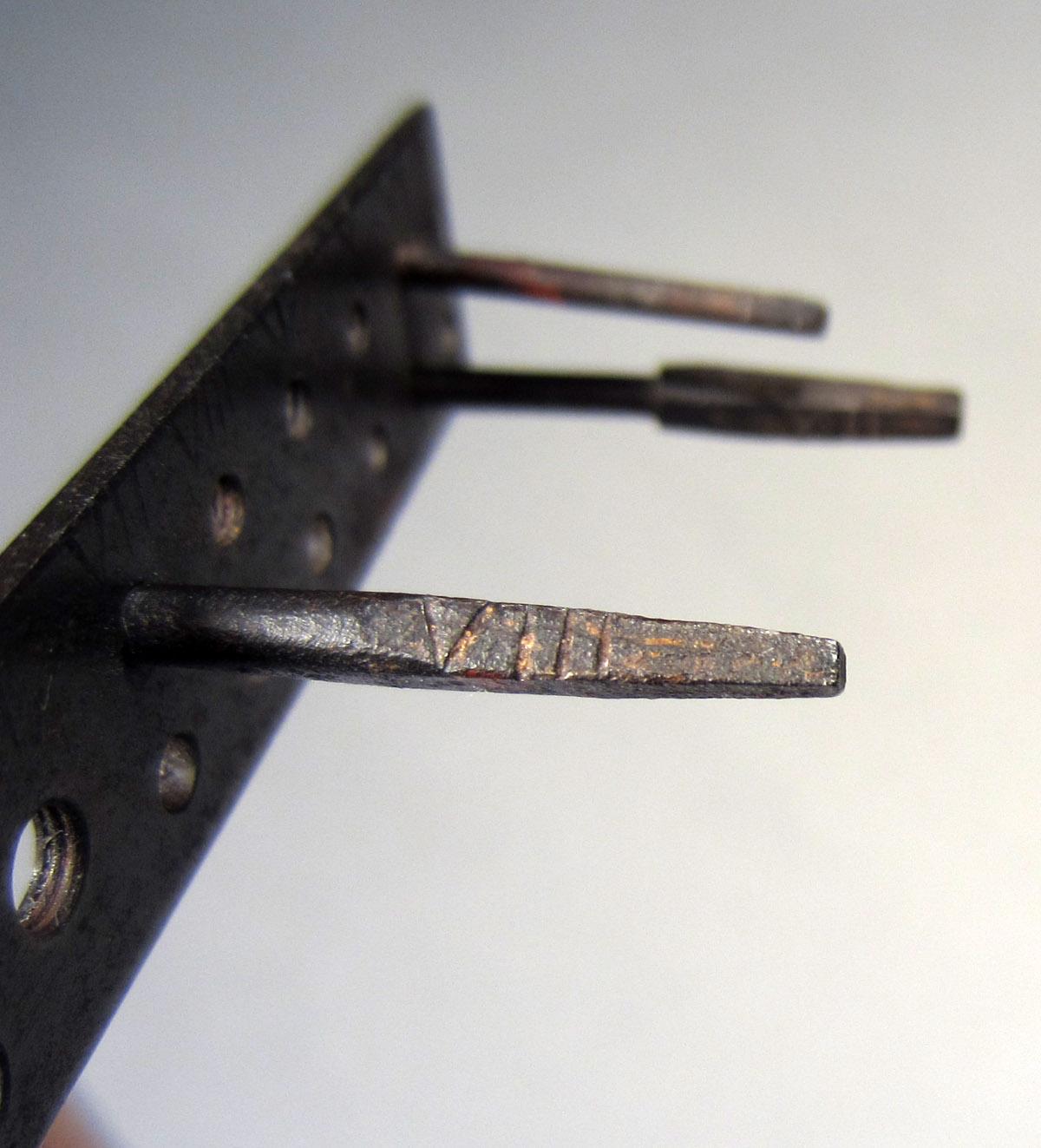 1957.0026.472 A-E Screw plate and taps, Marks 1