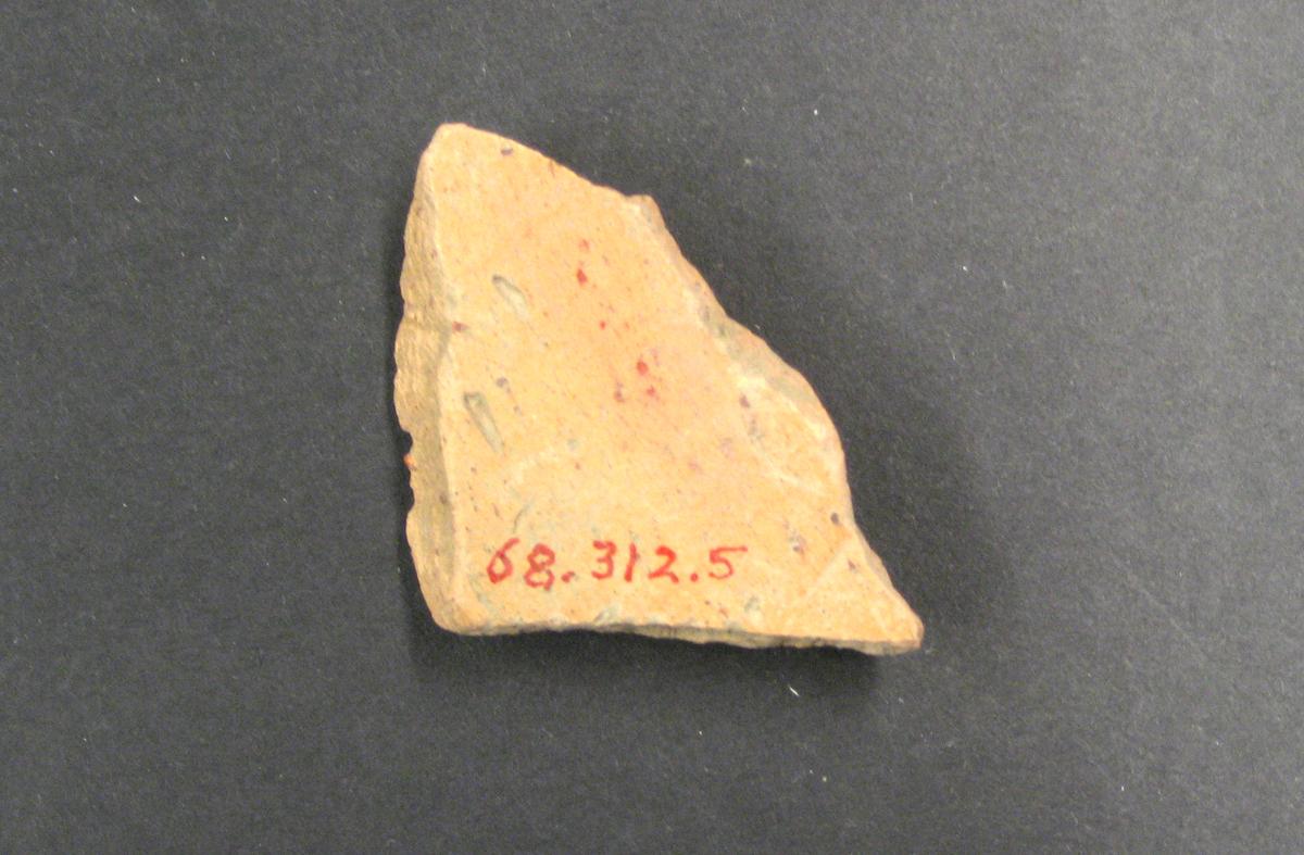 1968.0312.005 Ceramic fragment (underside)