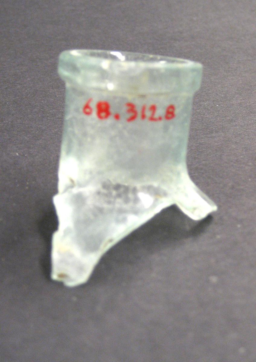 1968.0312.008 Bottle fragment