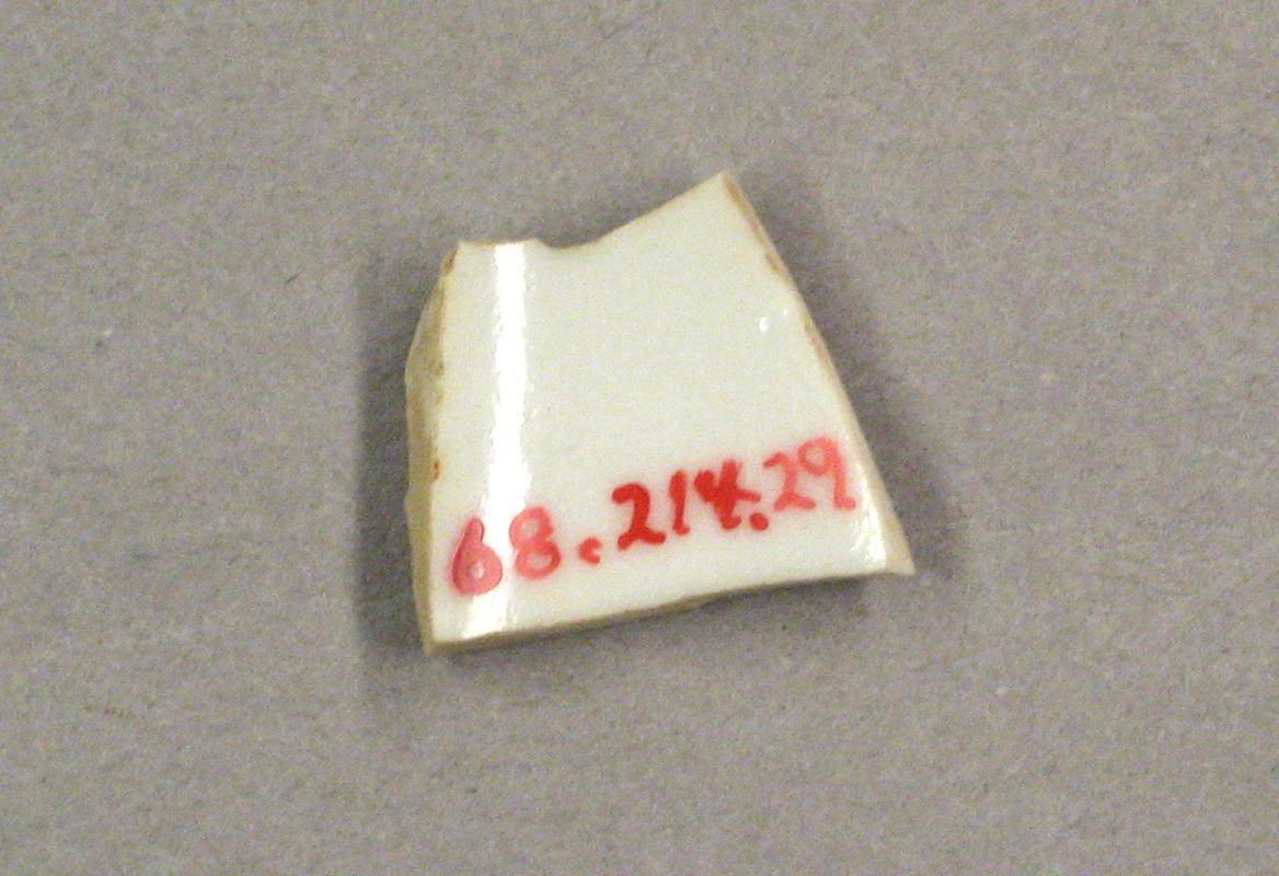 1968.0314.029 Porcelain fragment-underside