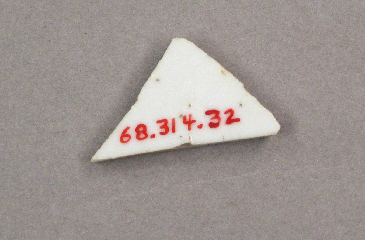 1968.0314.032 Porcelain fragment