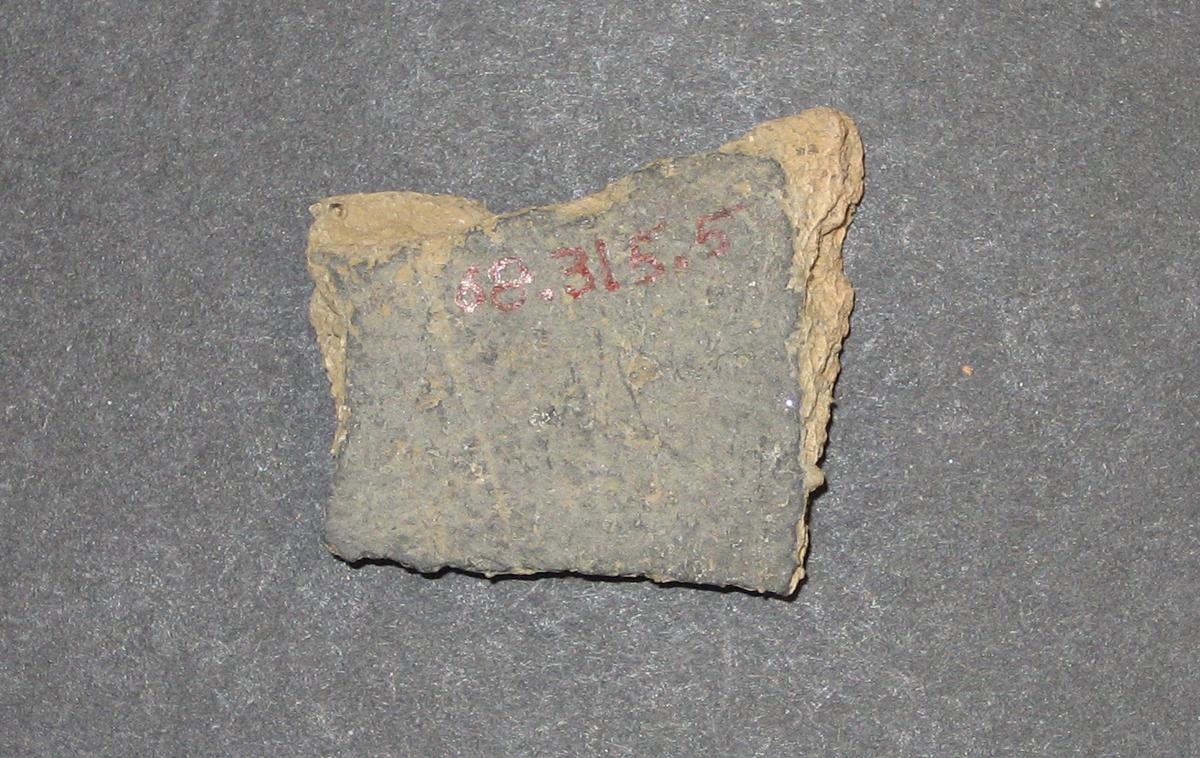 1968.0315.005 Ceramic fragment (underside)