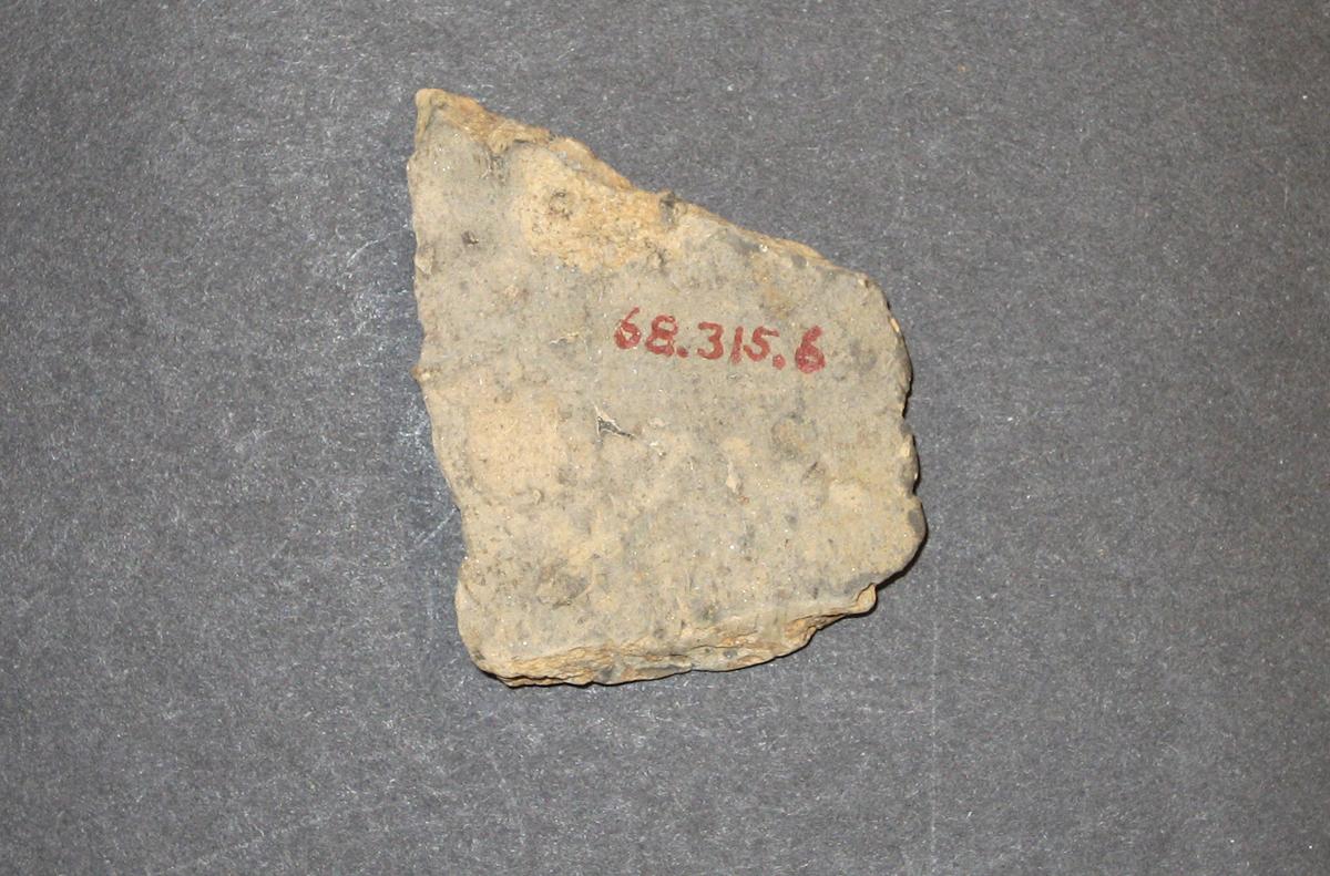 1968.0315.006 Ceramic fragment (underside)
