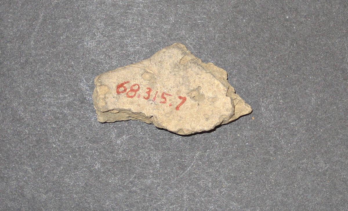1968.0315.007 Ceramic fragment (underside)