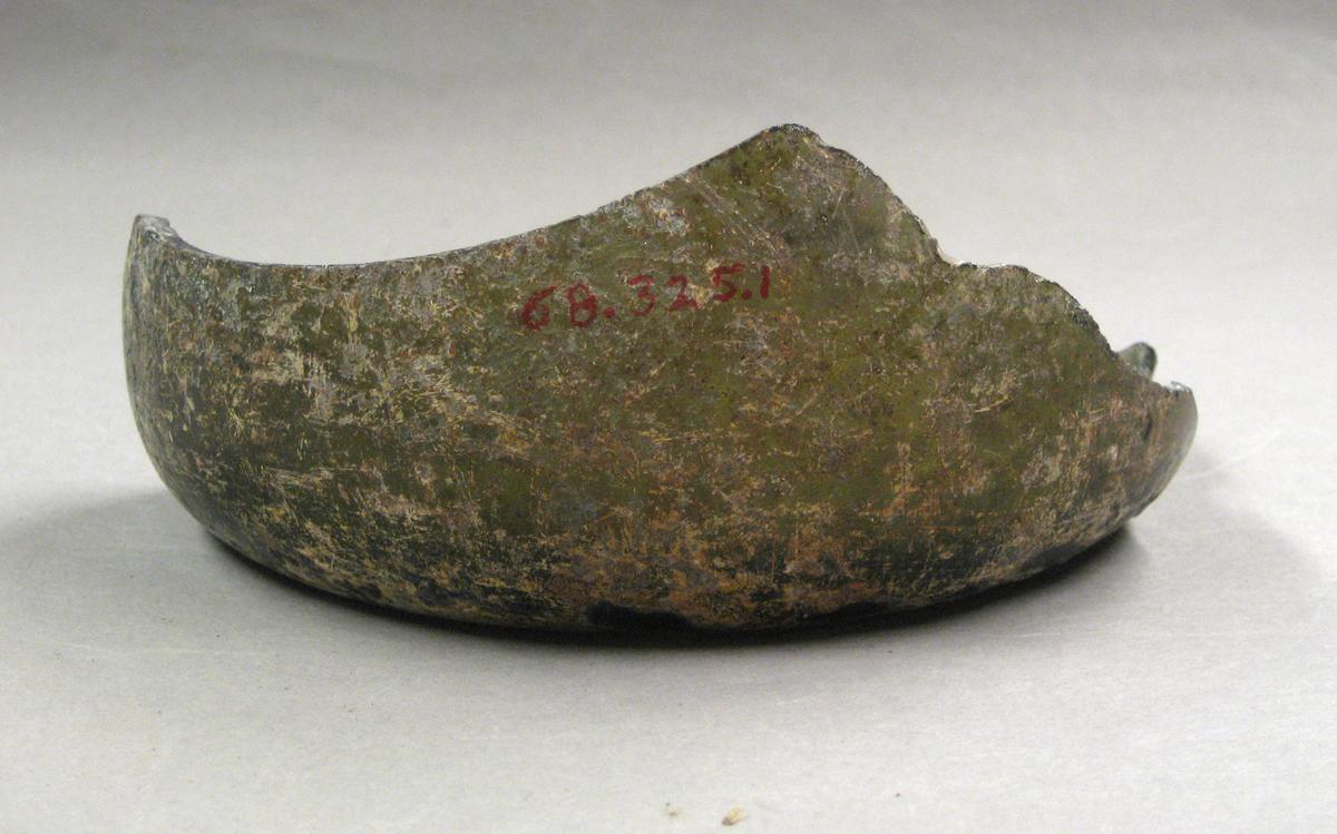 1968.0325.001 Glass fragment-side view