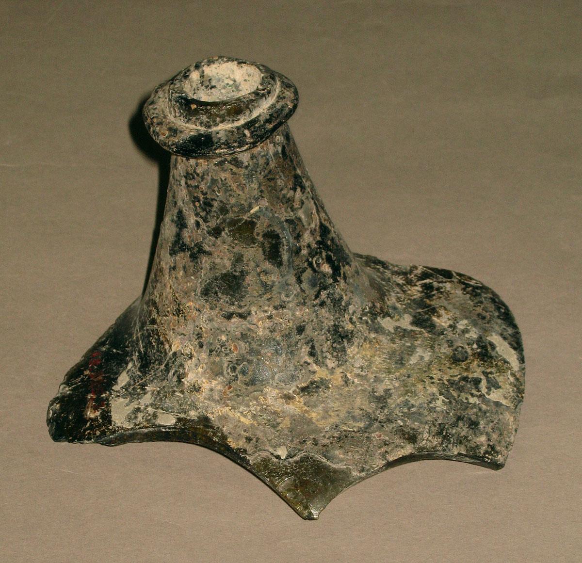 1968.0325.002 Glass bottle fragment