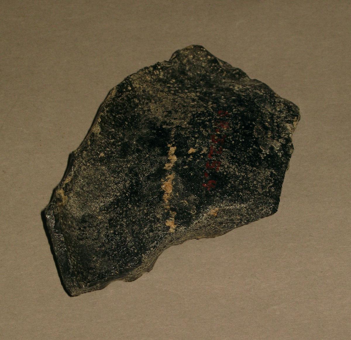 1968.0325.004 Glass bottle fragment