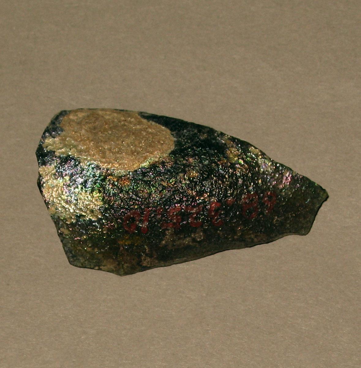 1968.0325.010 Glass bottle fragment