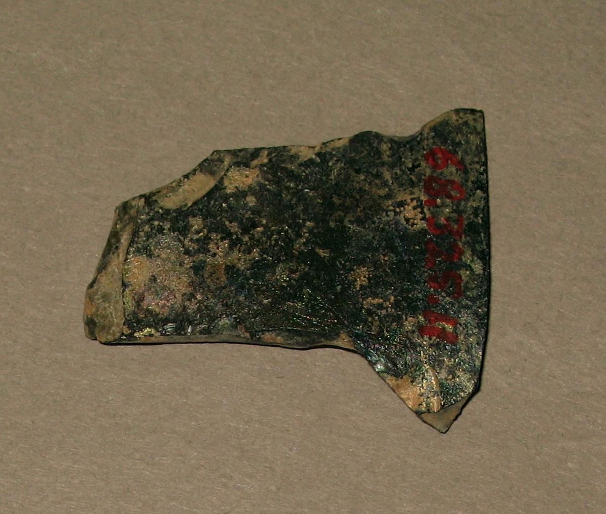 1968.0325.011 Glass bottle fragment