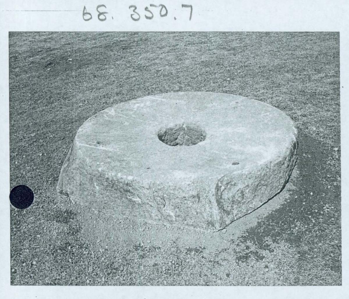 1968.0350.007 Stone, Tire stone