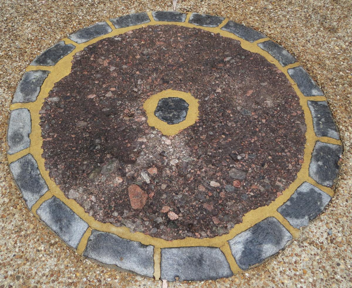 1968.0350.008 millstone in patio