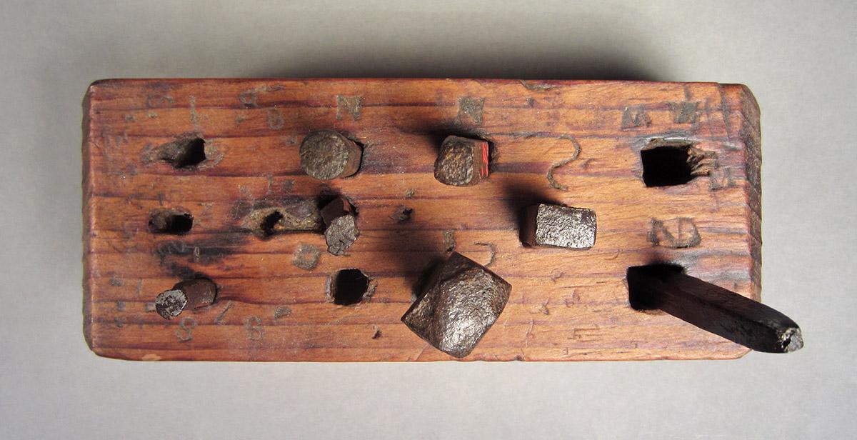 1957.0026.479 A, Holding block, top detail