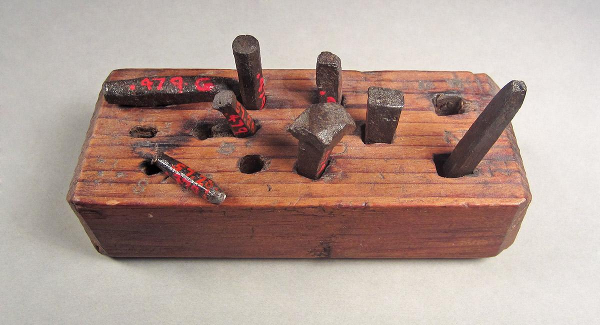 1957.0026.479 A-J, Holding block with dies, overall