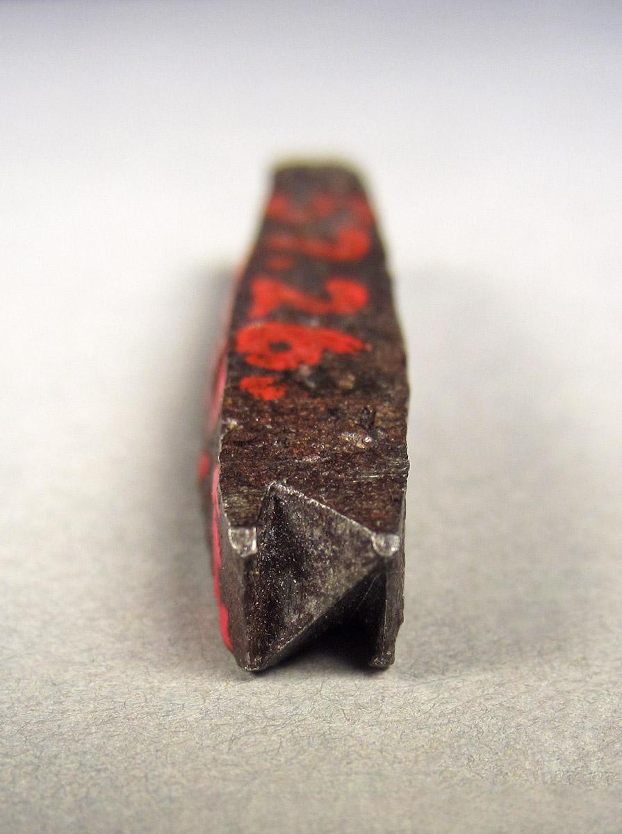 1957.0026.479 E, Letter die, tip