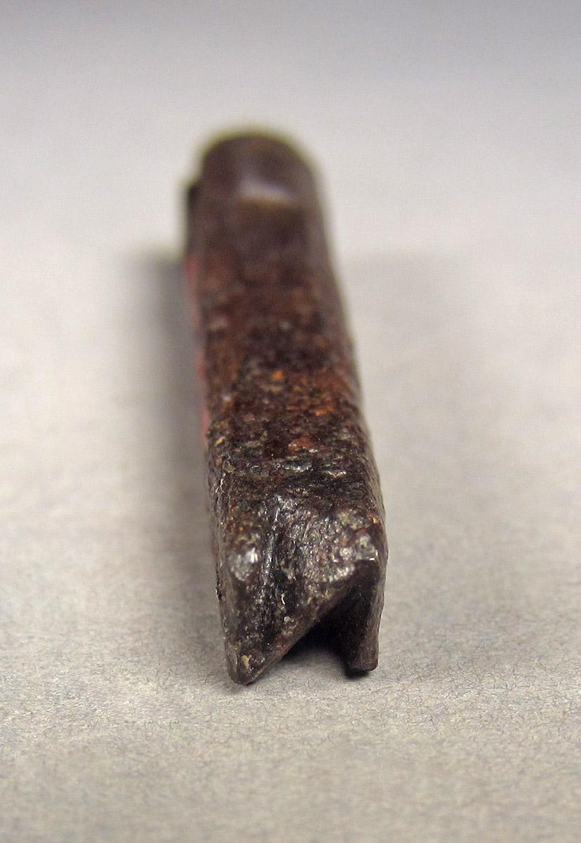 1957.0026.479 F, Letter die, tip