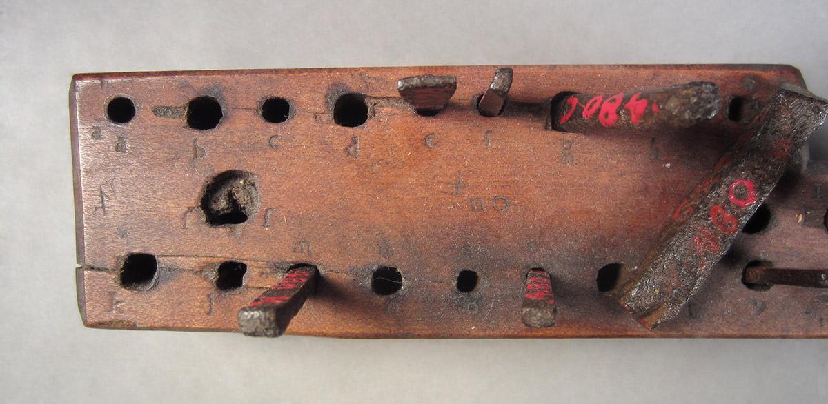 1957.0026.480 A, Holding block, top detail