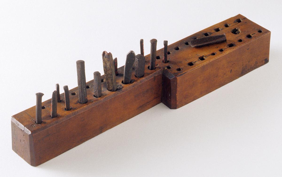 1957.0026.480 A-P Holding Block and Dies