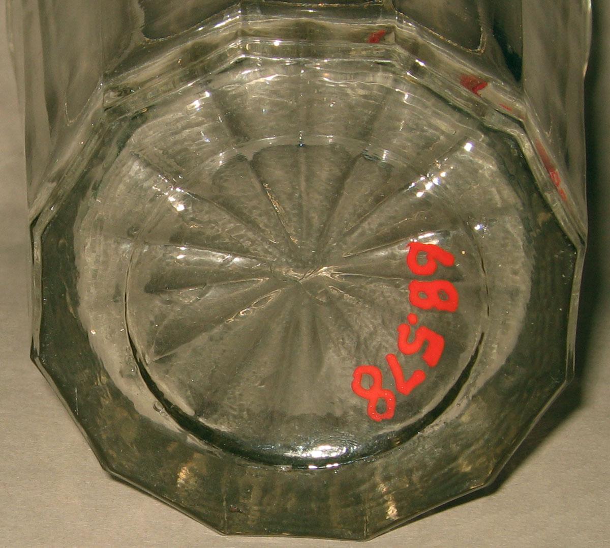1968.0578 Glass tumbler (underside)