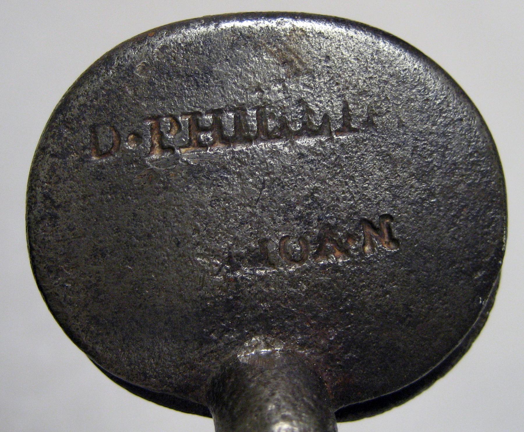 1968.0661 Tongs (mark)