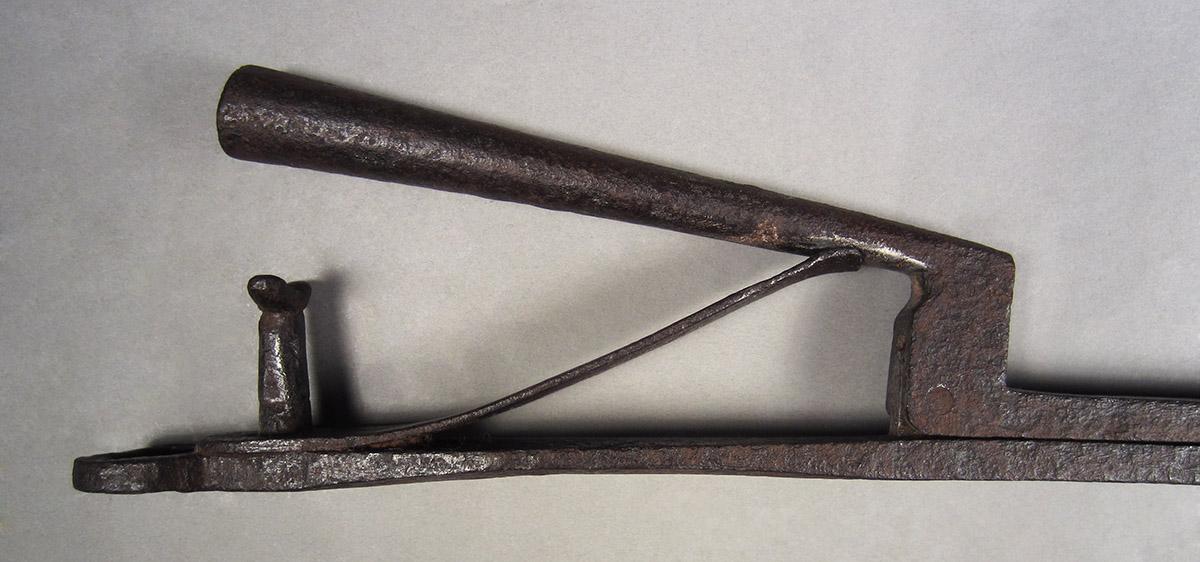 1957.0026.486, Pipe tongs, handles