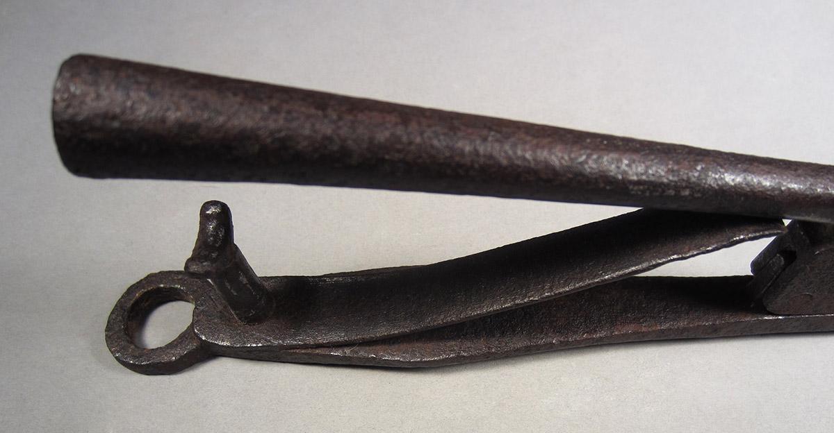 1957.0026.486, Pipe tongs, spring