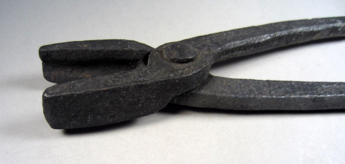 1957.0026.487 Tongs, Detail