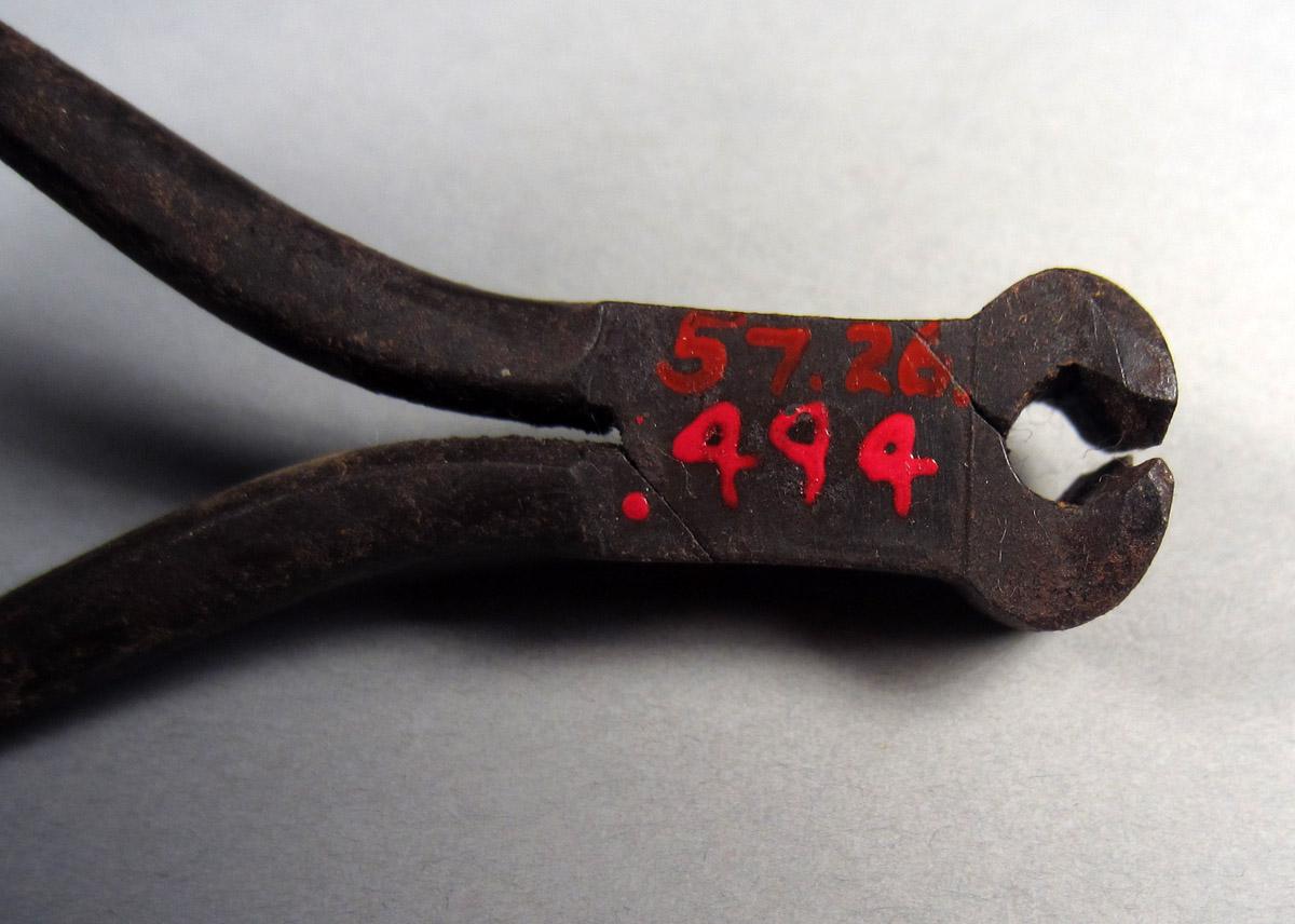 1957.0026.494 End nippers, Detail