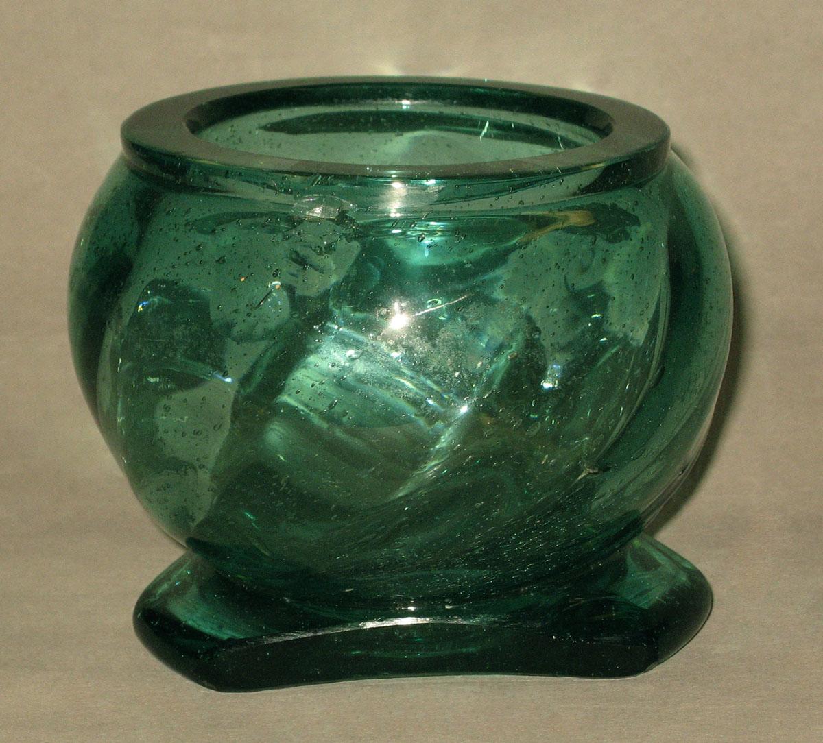 1968.0725 Green glass bowl