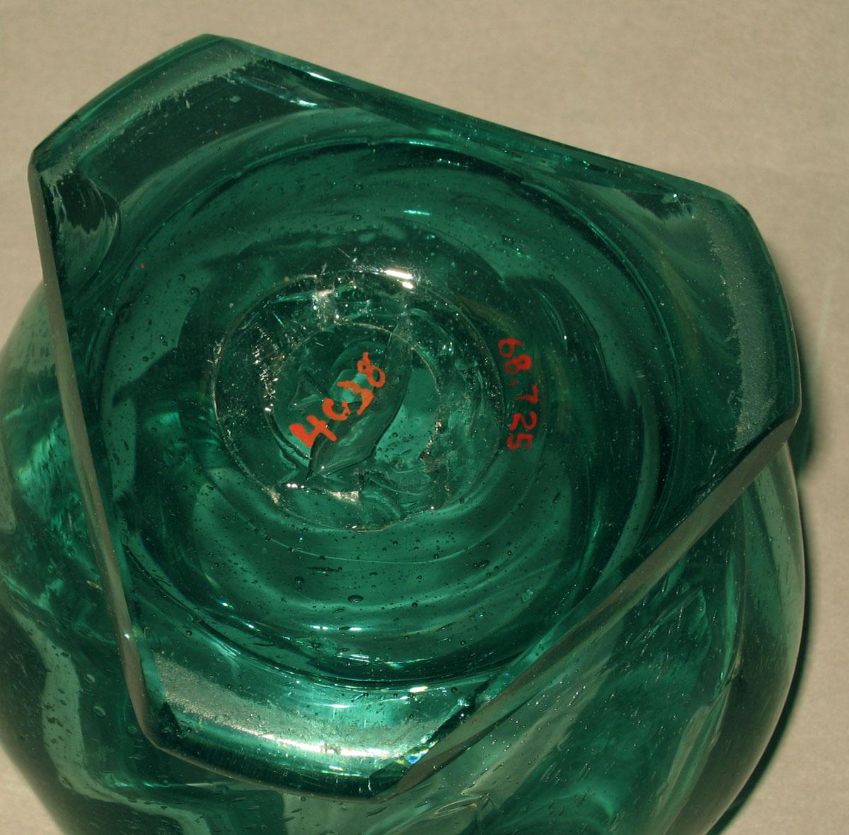 1968.0725 Green glass bowl (underside)